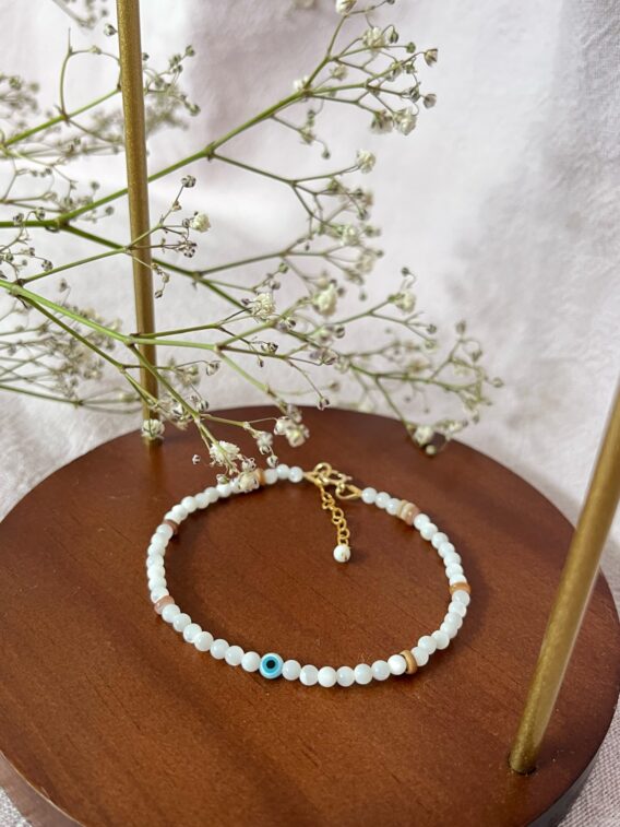 Bracelet en perles de nacre et oeil bleu