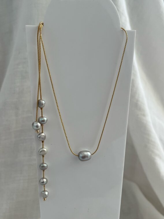 Chaîne de dos en perles d'eau douce grise