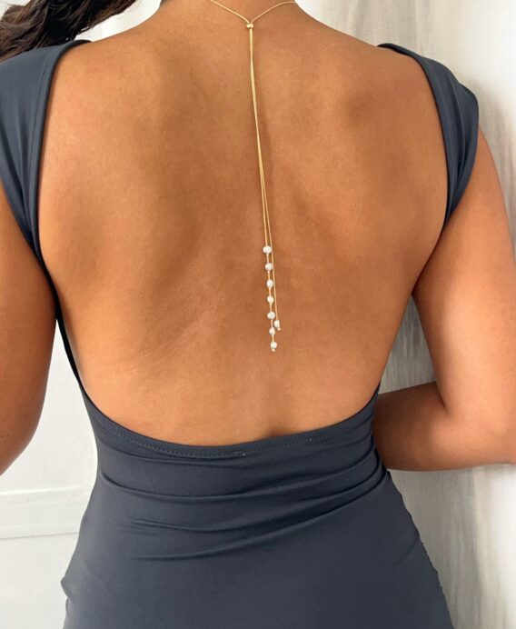 Chaîne de dos en perles d'eau douce grise