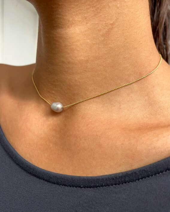 Chaîne de dos en perles d'eau douce grise