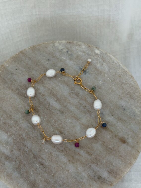 Bracelet en perles d'eau douce, Saphir, Emeraude, Rubis et Cristal de roche