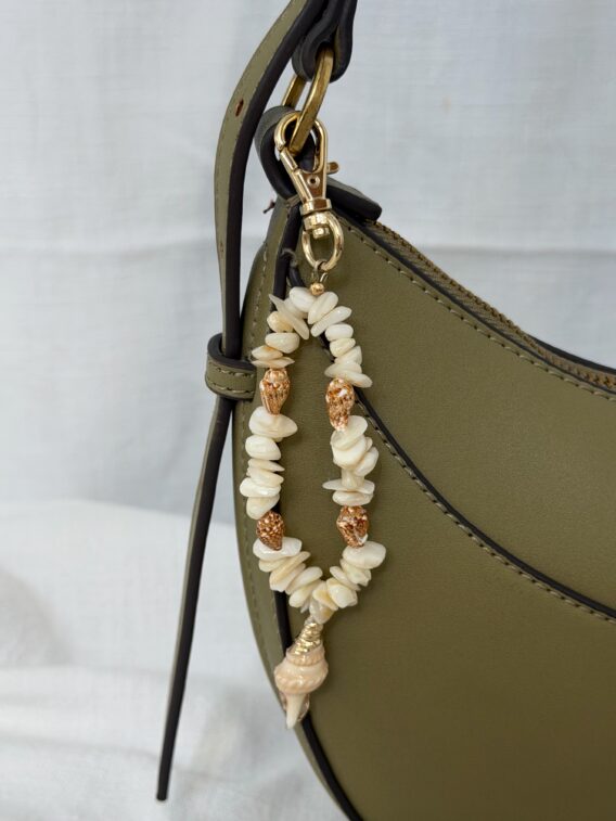Porte clé/ Bijou de sac en chips de nacre et coquillages