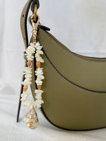Porte clé/ Bijou de sac en nacre et coquillages