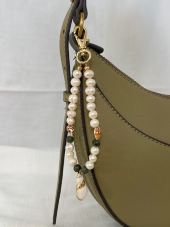 Porte-clé/ Bijou de sac en perles d'eau douce, Jade Thaïlandais et coquillages