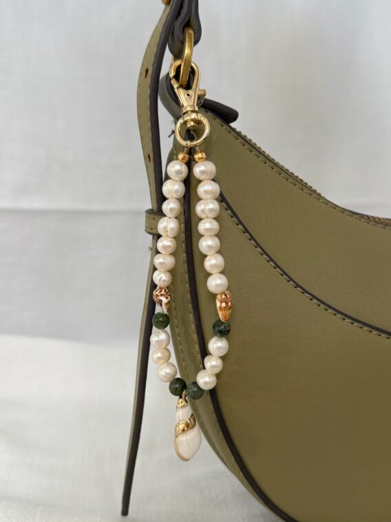 Porte-clé/ Bijou de sac en perles d'eau douce, Jade Thaïlandais et coquillages