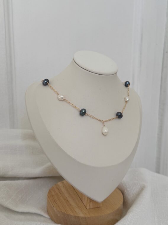Collier en perles d'eau douce bleue et blanche