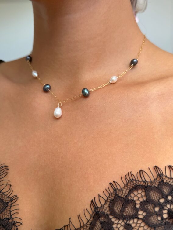 Collier en perles d'eau douce bleue et blanche